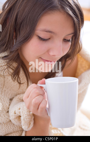 Teenager holding a white mug Banque D'Images