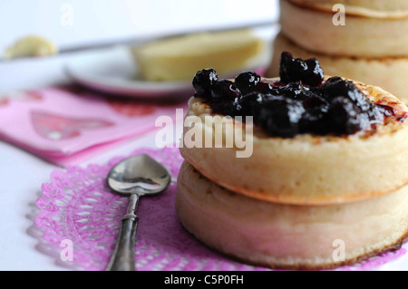 Grillé avec du beurre et les crumpets confiture de bleuets Banque D'Images