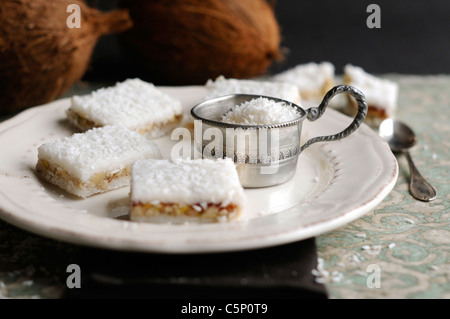 La noix de coco et cherry tranches sur une assiette blanche Banque D'Images