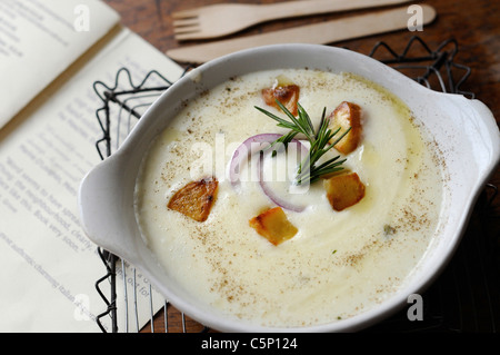 Soupe au fromage crémeux avec pommes de terre rôties Banque D'Images