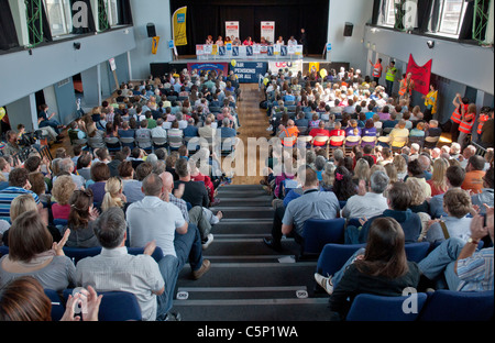 L'auditoire à l'écoute des orateurs de la manifestation des grévistes à Exeter Corn Exchange. Banque D'Images