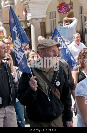 Les drapeaux à l'waver manifestants grévistes défilent dans le centre-ville d'Exeter. Banque D'Images