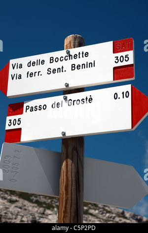 Via Ferrata signaux indiquant la manière d'un parcours dans les Dolomites italiennes Banque D'Images