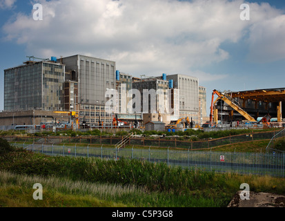 Centrale nucléaire de Bradwell, en cours de démantèlement, et en partie démolie. Banque D'Images