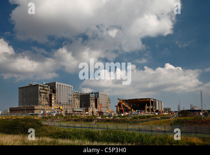 Centrale nucléaire de Bradwell, en cours de démantèlement, et en partie démolie. Banque D'Images