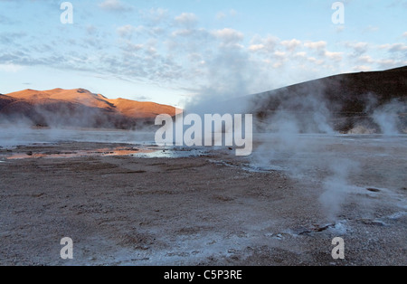 Hot springs de Baños de Puchuldiza dans le Volcán Isluga Parc National au lever du soleil, geyser, Altiplano, Chili, Amérique du Sud Banque D'Images