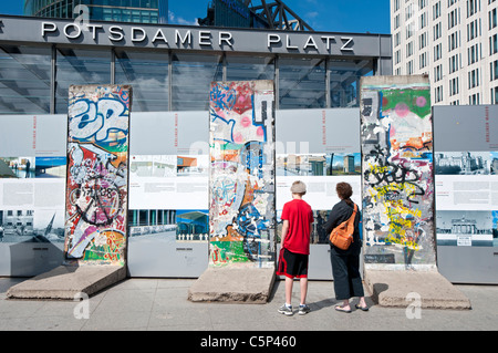 Les touristes à la recherche de sections d'origine du mur de Berlin à la Potsdamer Platz à Berlin Allemagne Banque D'Images