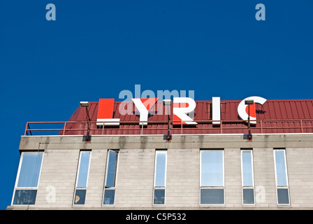 Le logo rouge et blanc de la Lyric Theatre, 75015, en Angleterre, sur le toit de l'immeuble maintenant le theatre Banque D'Images