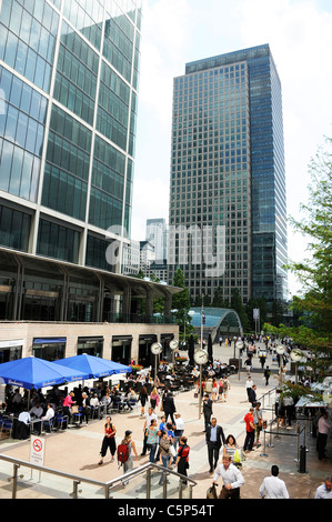 La vie dans la Piazza à Canary Wharf, les Docklands, Londres. Banque D'Images