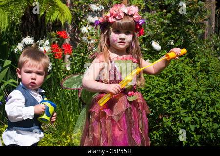 Les jeunes enfants à une fête costumée Banque D'Images