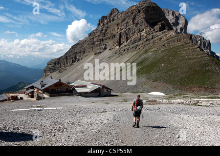 Walker l'approche du col de la station de télécabine de Groste et Groste Refugio dans le massif des Dolomites italiennes Banque D'Images