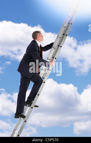 Concept photo de un homme d'une échelle d'escalade dans le ciel à plus haut dans la lumière. Banque D'Images