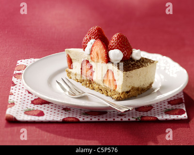 Tarte aux fraises sur un espresso avec une croûte friable (sans la cuisson) Banque D'Images