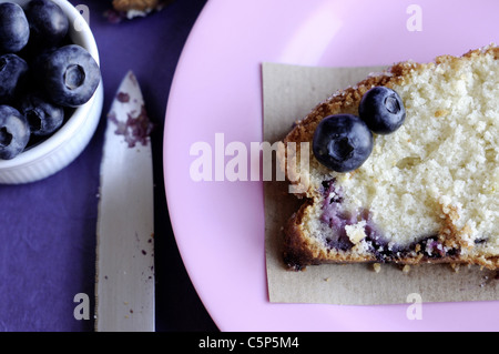 Gâteau aux bleuets et au citron sur une plaque rose Banque D'Images