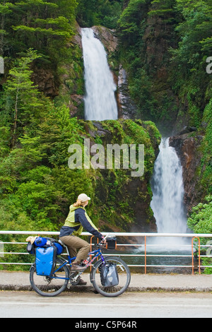 Cycliste en face de cascadas de la Vierge Cascade, Carretera Austral, Autoroute du Sud, Chili, Amérique du Sud Banque D'Images