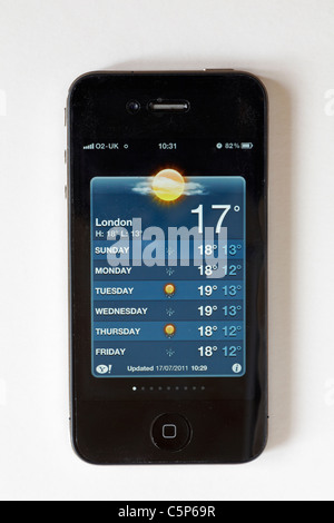 IPhone 4 montrant l'application météo, prévisions météo à Londres isolé sur fond blanc, juillet 2011 Banque D'Images