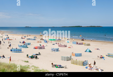 La plage de White Rocks dans Portrush, l'Irlande du Nord, au calme, une journée ensoleillée. Les îles au large de Skerries. Banque D'Images