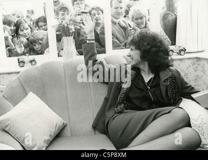 ANITA DOBSON UK TV et comédienne avec les fans de 1986 Banque D'Images