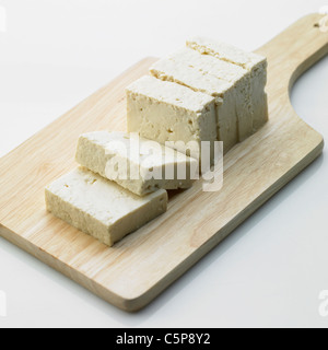 Blocs de tofu sur une planche à découper Banque D'Images