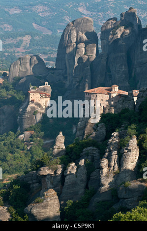 Les monastères de Roussanou (droite) et Saint Nicolas Anapafsas (à gauche). Météores, Kalambaka, Thessalie, Grèce centrale. Banque D'Images