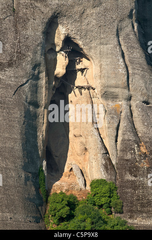 Cave dans le rocher de l'Esprit Saint près de monastère Roussanou, anciennement utilisé pour confiner les moines rétifs. Météores, Thessalie, Grèce Banque D'Images