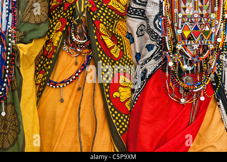 Close-up of Masai femmes portant le costume traditionnel, dans un village près de la Masai Mara, Kenya, Afrique Banque D'Images