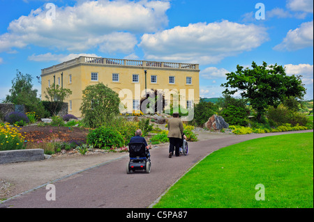 Deux personnes handicapées au Jardin Botanique National du Pays de Galles, Llanarthne, Carmarthenshire, UK. Banque D'Images