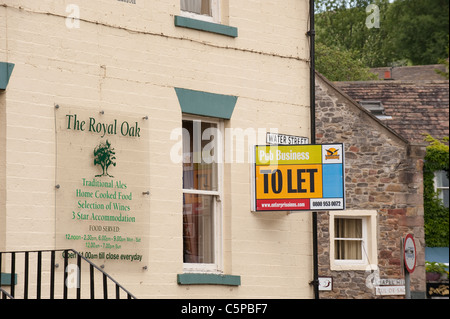 Panneau « pub Business to Let » sur le mur extérieur du Royal Oak (bar restaurant hôtel) pendant la récession économique - Skipton, North Yorkshire, Angleterre, Royaume-Uni. Banque D'Images