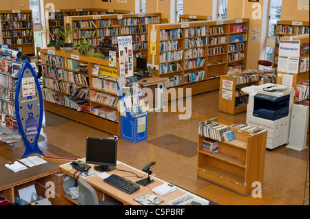 Intérieur de la bibliothèque de succursale, ressource et établissement communautaires (bibliothèques, étagères de livres, bureau de bibliothécaires, ordinateur) - Baildon, Yorkshire, Angleterre, Royaume-Uni. Banque D'Images