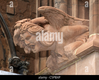 Gargouille sculptée sur le côté sud de la chapelle de la Vierge de la cathédrale de Lichfield Staffordshire England Banque D'Images