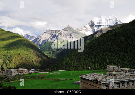 Avis de Chenresig (Xiannairi), l'une des trois montagnes sacrées, de Yading village. Daocheng Yading, Sichuan, Chine. Banque D'Images