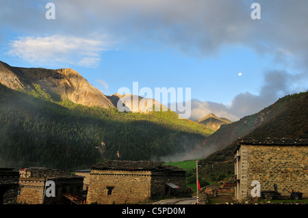 Yading Village le matin du brouillard. Daocheng Yading Nature Reserve, Sichuan, Chine. Banque D'Images