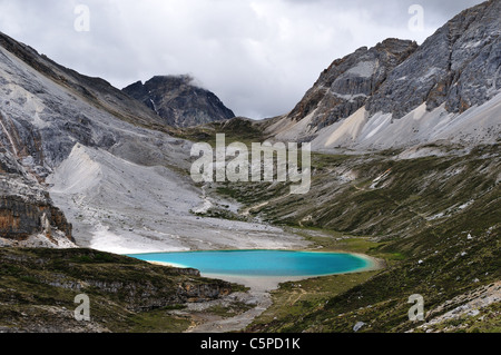 La couleur bleu du lac niché entre les montagnes de lait. Daocheng Yading Nature Reserve, Sichuan, Chine. Banque D'Images