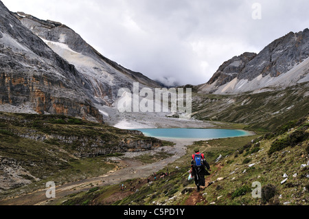 Une femme tibétaine à marcher vers le lac du lait. Daocheng Yading Nature Reserve, Sichuan, Chine. Banque D'Images