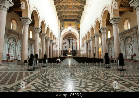 Intérieur de la cathédrale de Messine (Sicile) avec des sols en mosaïque, arches, colonnes, et beau plafond peint. Banque D'Images