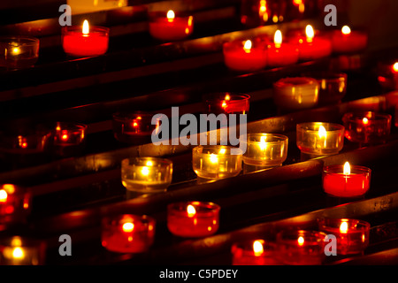 La prière des bougies allumées dans la Cathédrale de Messine (Sicile). Banque D'Images