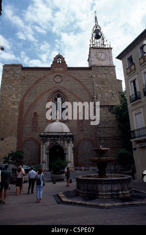 Perpignan France Languedoc-Roussillon les gens à l'extérieur de la cathédrale Saint Jean-Baptiste de Perpignan Banque D'Images