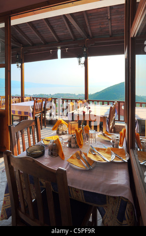 Restaurant vue, la ville de Stavros, Grèce, la saison d'été. Banque D'Images