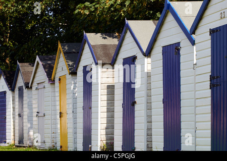 Cabines de plage sur banque herbeuse au-dessus de la plage à Broadsands, Paignton, Devon, Angleterre Banque D'Images