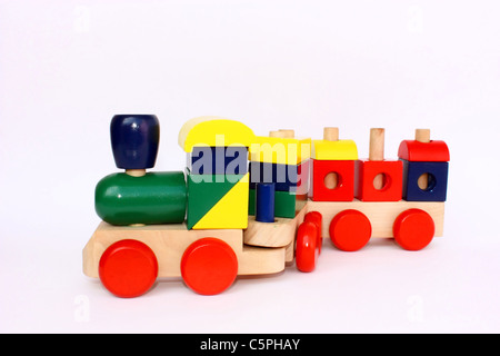 Un train en bois coloré jouet pour enfants, isolé Banque D'Images