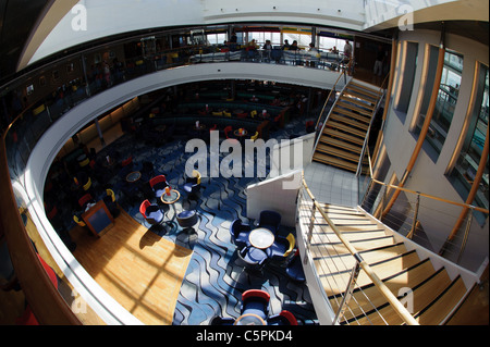 Bar principal dans la Brittany Ferries mv Pont Aven Banque D'Images