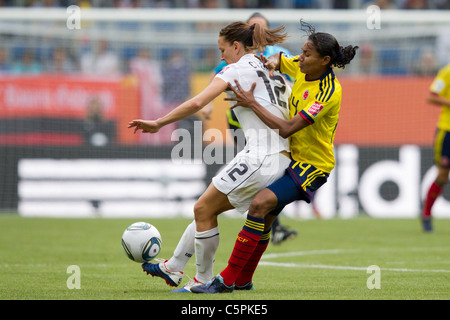 Kelis Pedunize de Colombie-Britannique (r) pressions Lauren Cheney des États-Unis (l) lors d'un 2011 FIFA Women's World Cup Match. Banque D'Images