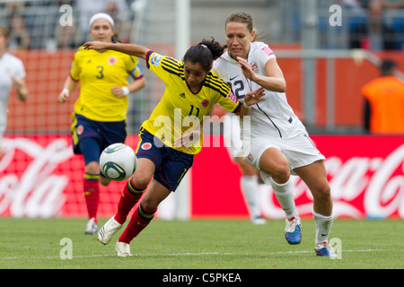 Liana Salazar de Colombie-Britannique (11) et Lauren Cheney des USA (12) chase la balle lors d'un 2011 FIFA Women's World Cup Match. Banque D'Images