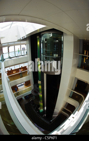 Des ascenseurs de passagers à bord de Brittany Ferries mv Pont Aven Banque D'Images