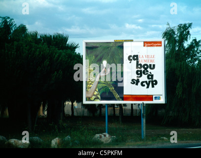 St Cyprien France Languadoc & Roussillon Billboard Sur le côté de la route Banque D'Images