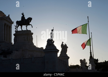 Statues sur terrasse 'Altare della Patria'' 'monument Vittoriano Rome Italie drapeaux italien Banque D'Images