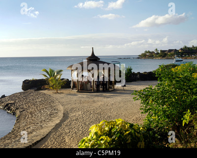 Balaclava Mauritius Mariage sur la plage sous un belvédère Banque D'Images