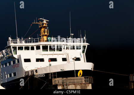 L'hôtel Caledonian MacBrayne car-ferry MV Hébrides au port à Lochmaddy sur North Uist dans les Hébrides extérieures. Banque D'Images