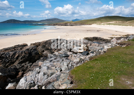 L'île de Taransay vu partout sur la plage au sud de Traigh ira Harris dans les Hébrides extérieures. Banque D'Images