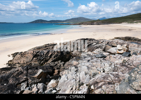 L'île de Taransay vu partout sur la plage au sud de Traigh ira Harris dans les Hébrides extérieures. Banque D'Images